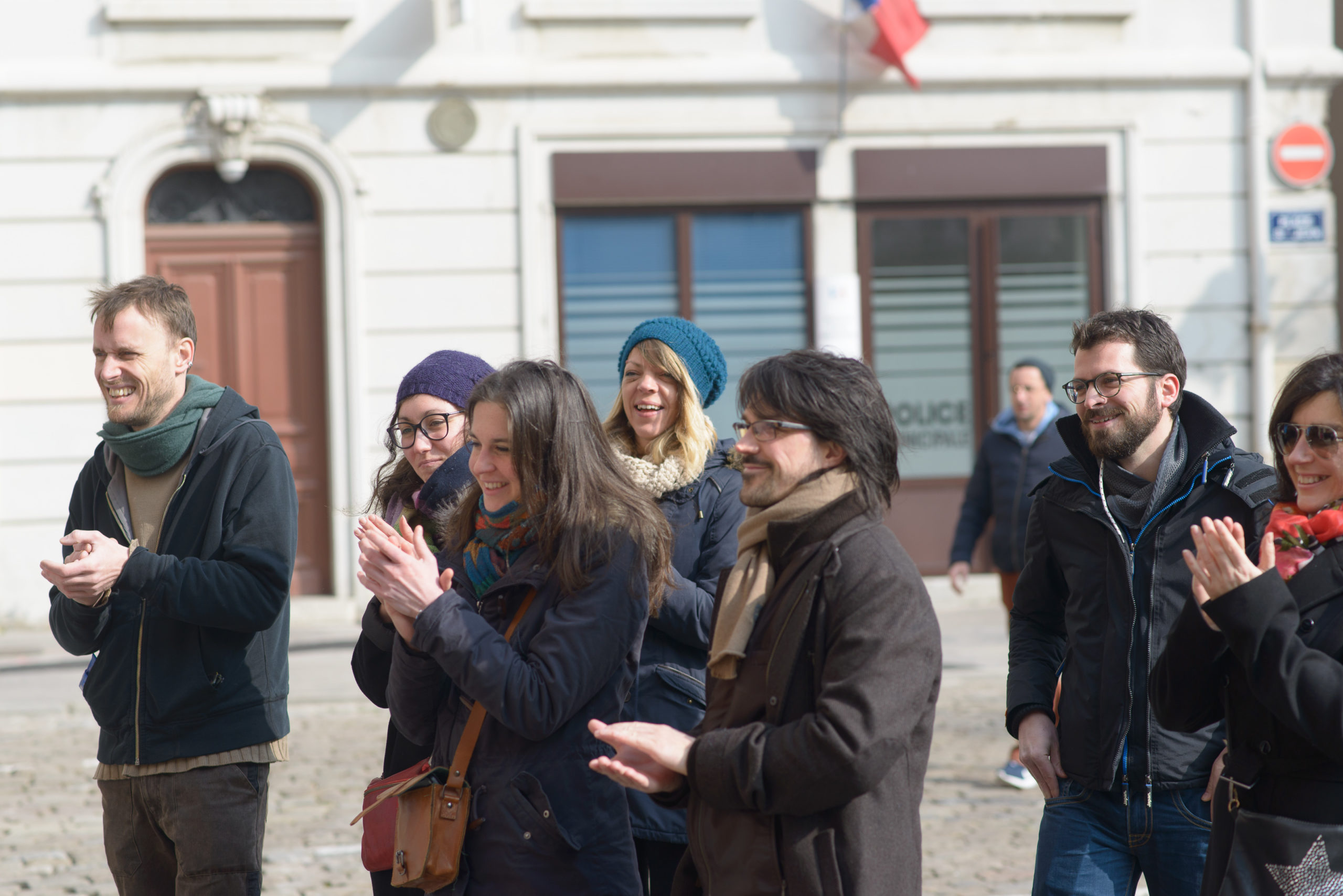 Le public applaudit la guide