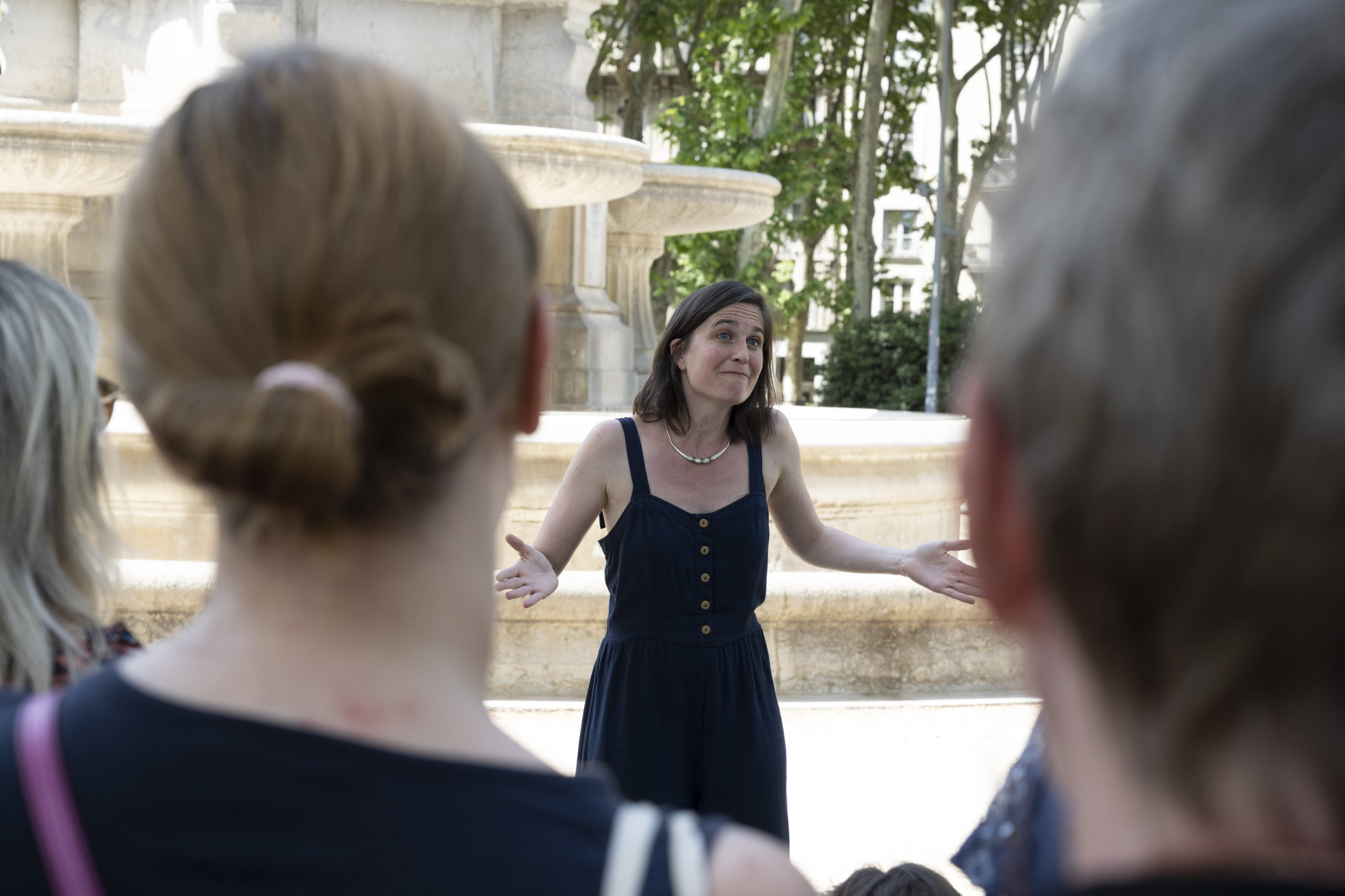 La guide hésitante face au public