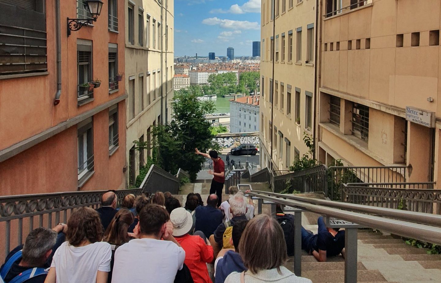 Le guide montre la vue